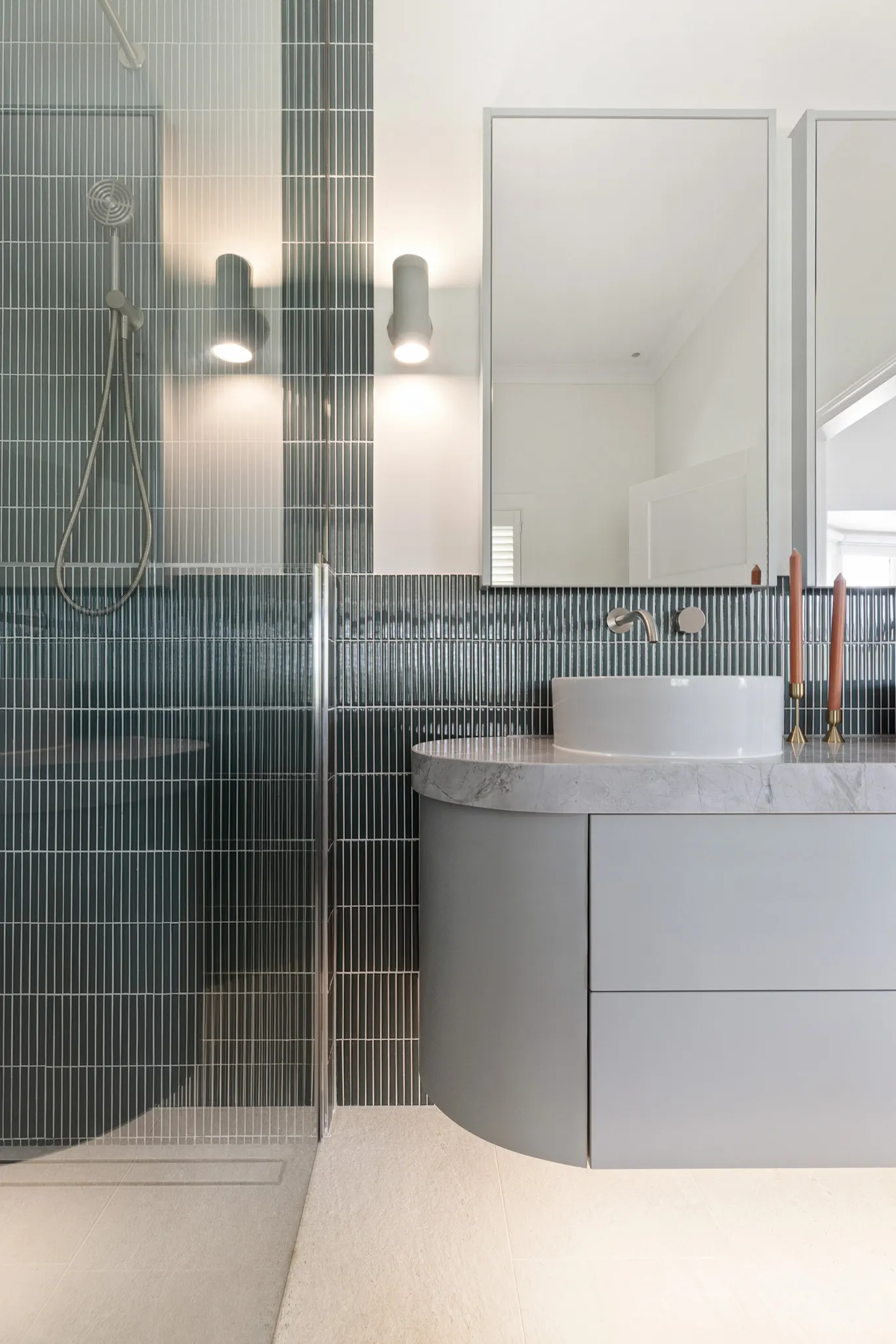 Ensuite with deep green finger tiles, a curved vanity and marble-topped basin