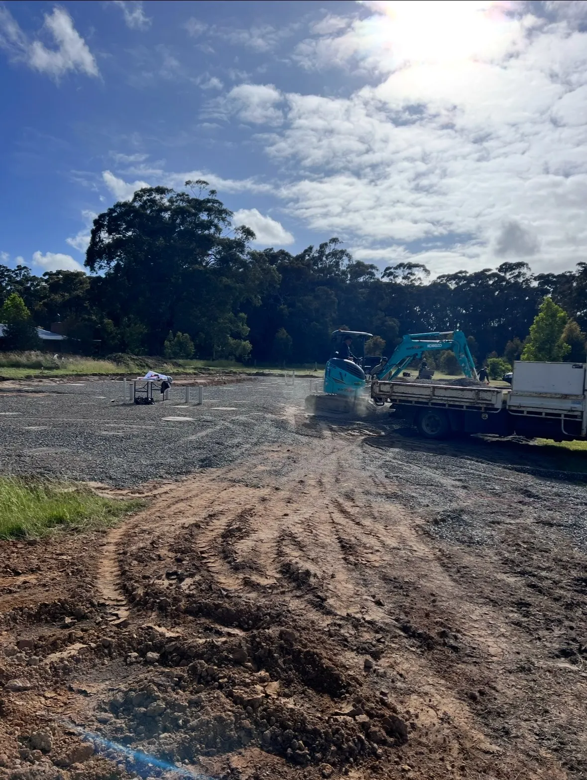 Excavator cutting the site pad on a Summerfield Homes build in the Macedon Ranges